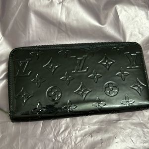 Louis Vuitton black zippy wallet vernis